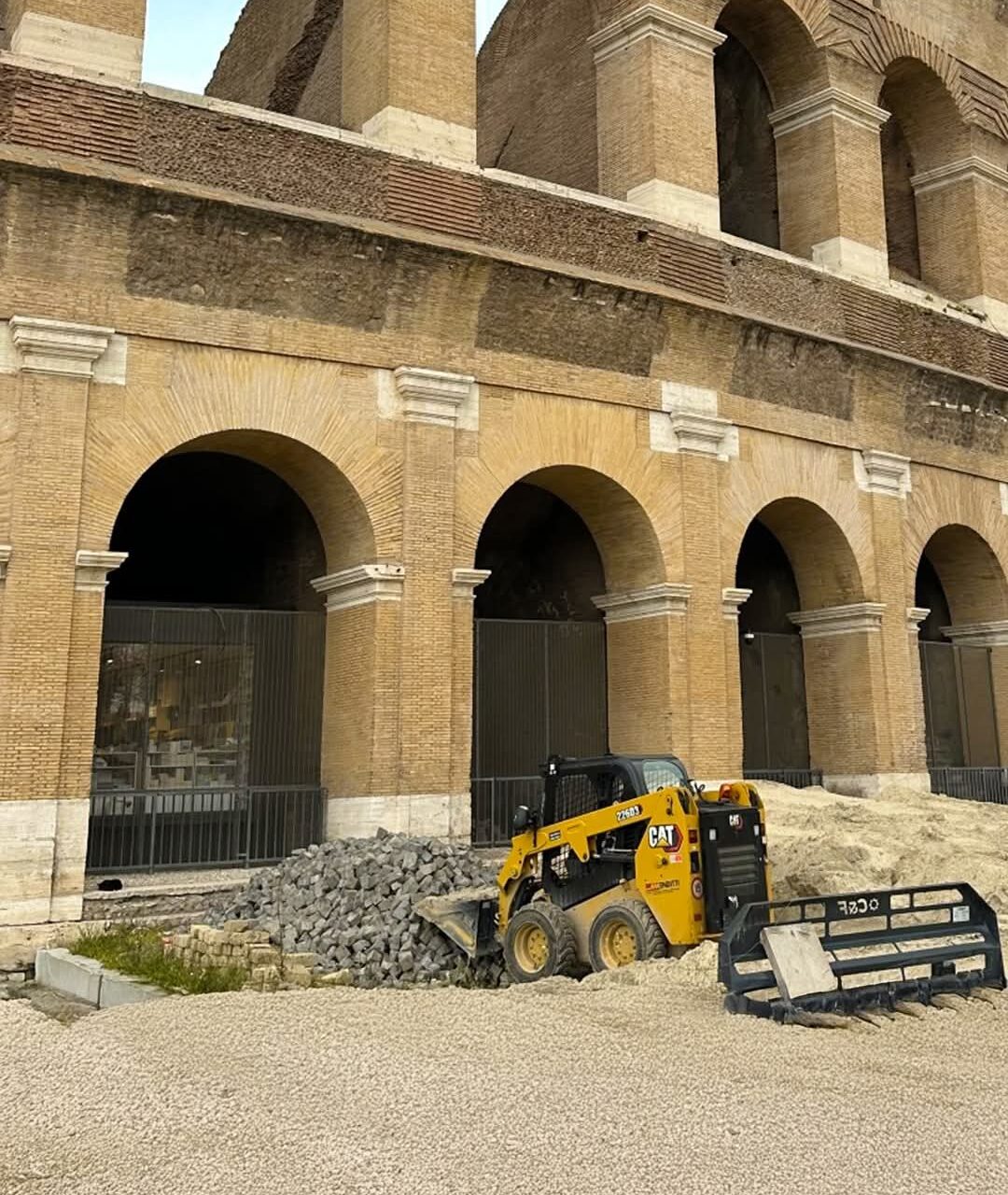 Minipala Gommata Cat 226D3: efficienza e prestazioni al lavoro nel cuore Roma!